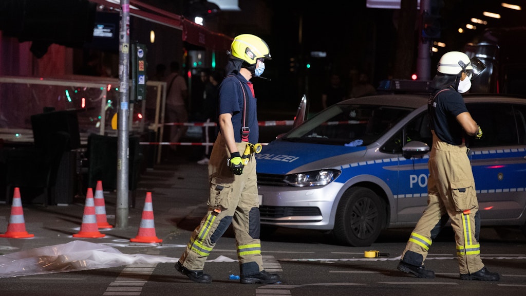 Einsatzkräfte der Berliner Feuerwehr am Tatort im Wedding.