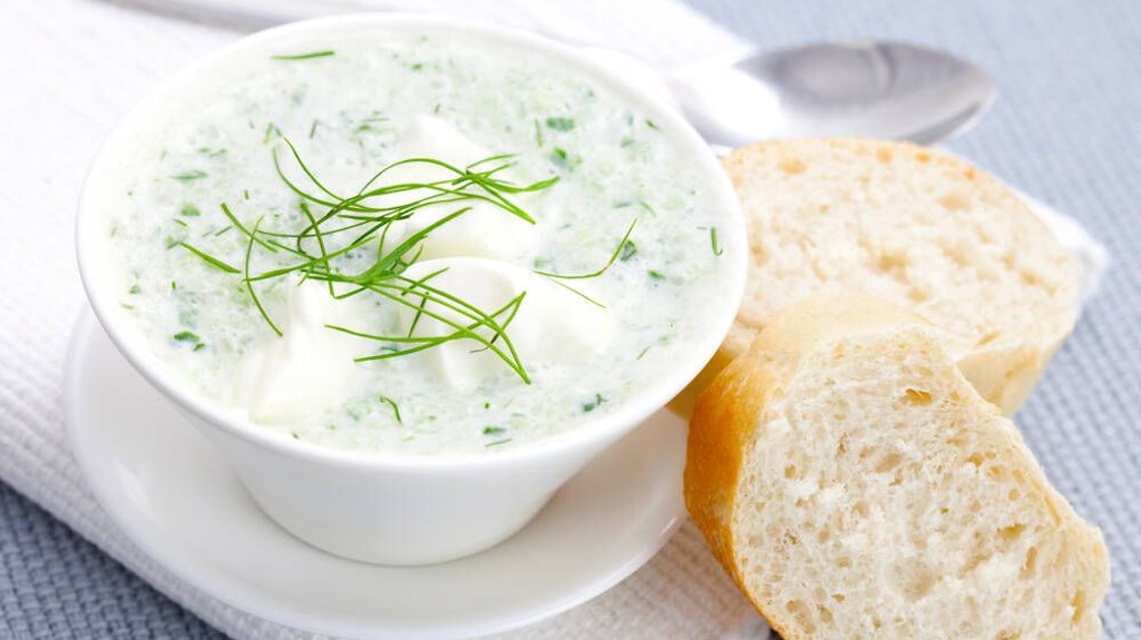 Zur kalten Gurkensuppe serviert man am besten eine paar Stücken Baguette. 