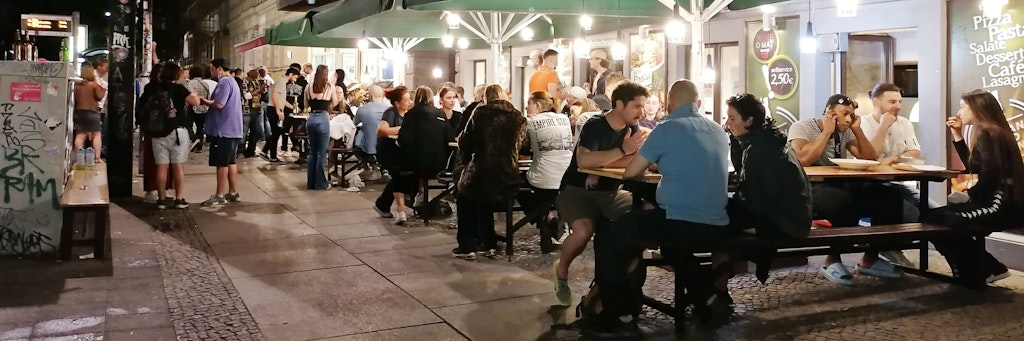Die Berliner Kneipen und Restaurants sind schon wieder voll. Ab Anfang Juli sollen nach dem Willen des Berliner Senats auch wieder Großveranstaltungen im Freien mit bis zu 2000 Personen möglich sein.