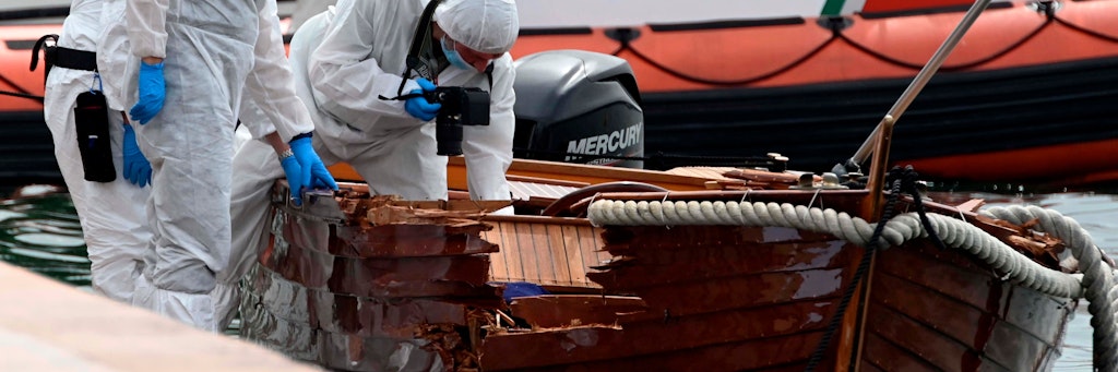  Italienische Forensiker begutachten den Schaden an einem Boot. Im Fall zweier Toter auf dem Gardasee nach einer mutmaßlichen Bootskollision ermittelt die italienische Polizei gegen zwei Deutsche aus München. 