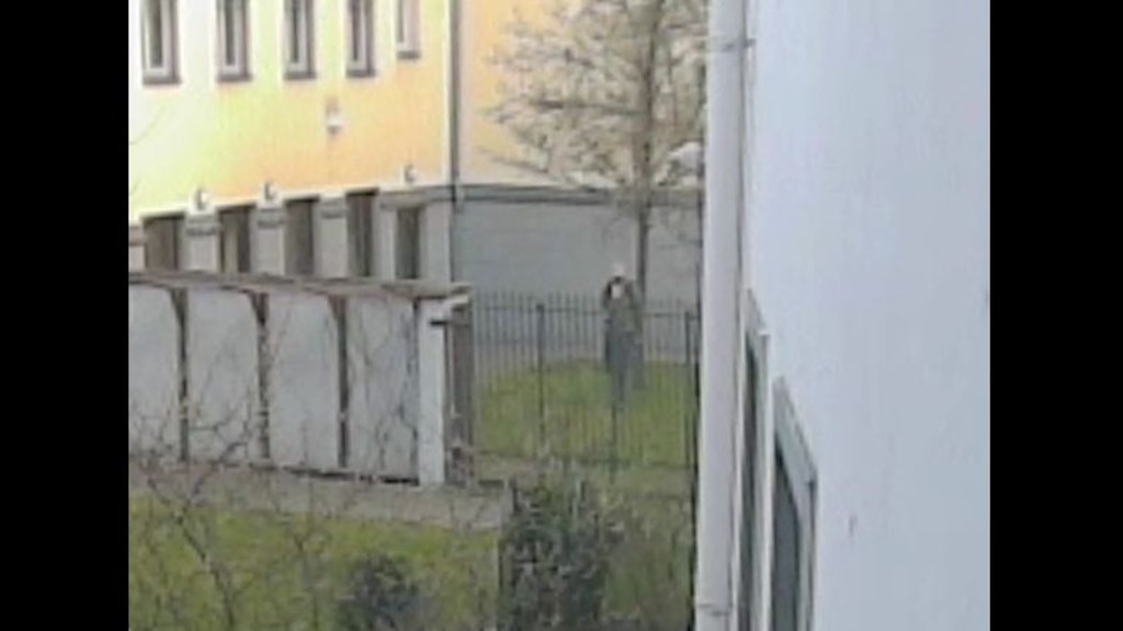 <strong><a href="https://www.berlin.de/polizei/polizeimeldungen/2021/1071641b.mp4">Aufnahme des Verdächtigen</a></strong>