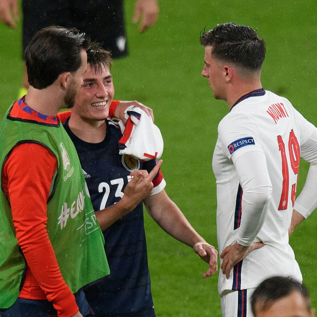Drei Jungs von Chelsea, ein Coronafall (Billy Gilmour/M.) - deshalb müssen Masoun Mount und Ben Chilwell (l.) bis zum 28. Juni in Quarantäne. 