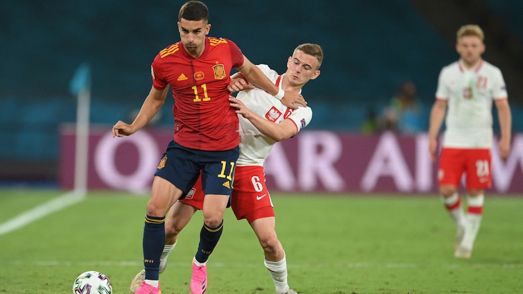 Polens Kacper Kozlowski, hier im Duell mit Spaniens Ferran Torres, ist aktuell der jüngste EM-Spieler aller Zeiten. 