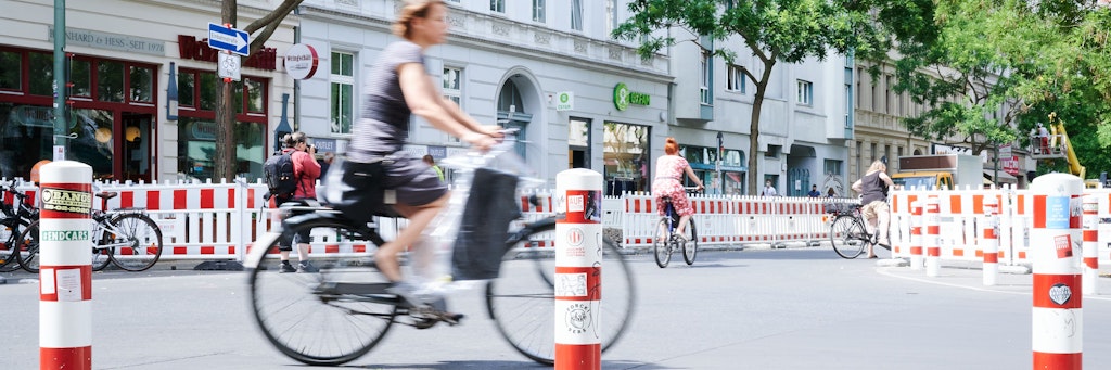 Radfahrer bahnen sich ihren Weg zwischen den Baustellen des Radweges auf der Bergmannstraße. 