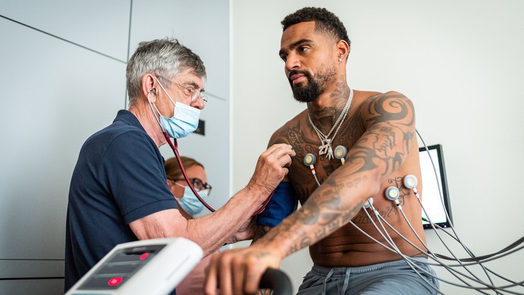 Den Medizincheck bestand Kevin-Prince Boateng bei Hertha. Danach setzte der Rückkehrer seine Unterschrift unter seinen Vertrag.