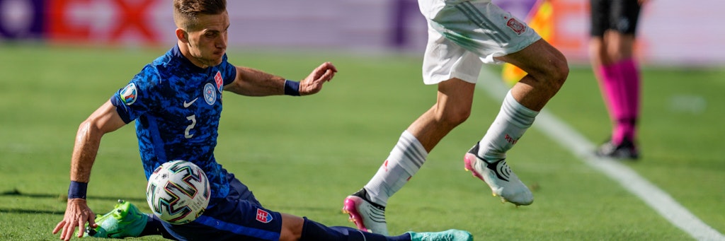 Herthas Peter Pekarik streckte sich mit der Slowakei vergeblich und verlor 0:5 gegen Spanien.
