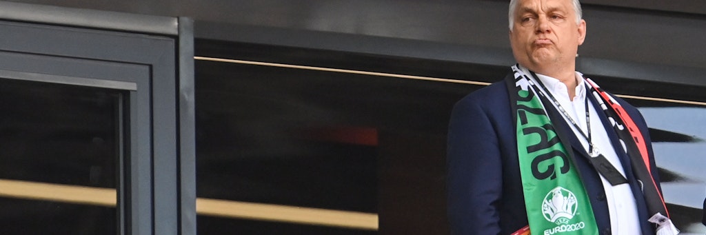 Ungarns Ministerpräsident Viktor Orban vor dem Spiel Ungarn-Portugal auf der Tribüne in Budapest.