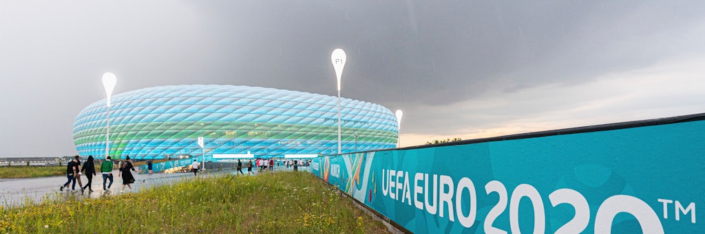 Dunkle Regenwolken ziehen am Abend des letzten EM-Gruppenspiels der deutschen Nationalelf über die Arena in München. 