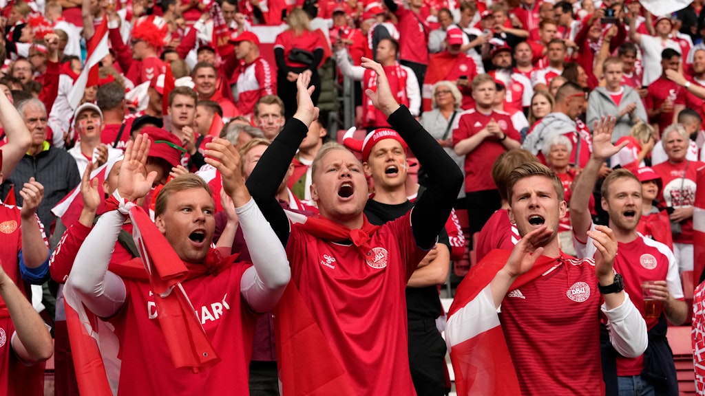 Singen für Christian Eriksen: Die dänischen Fans sorgen nach dem Drama um ihren Mittelfeldspieler für Gänsehaut-Atmosphäre bei der EM.