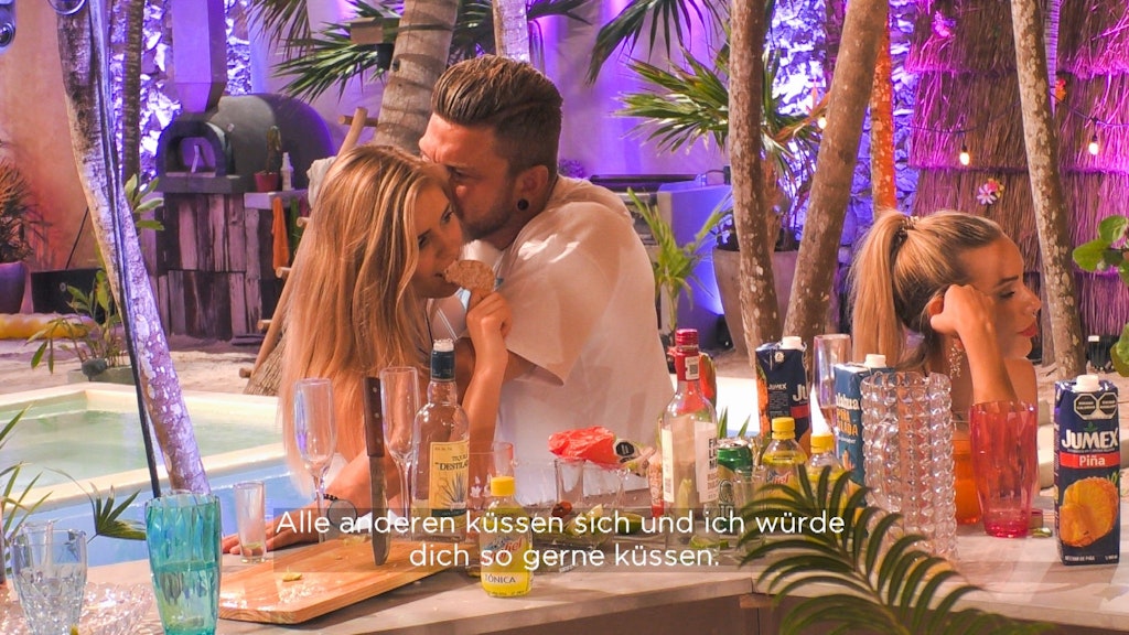 Immer wieder versucht Till, Hanna Zärtlichkeiten zu entlocken.