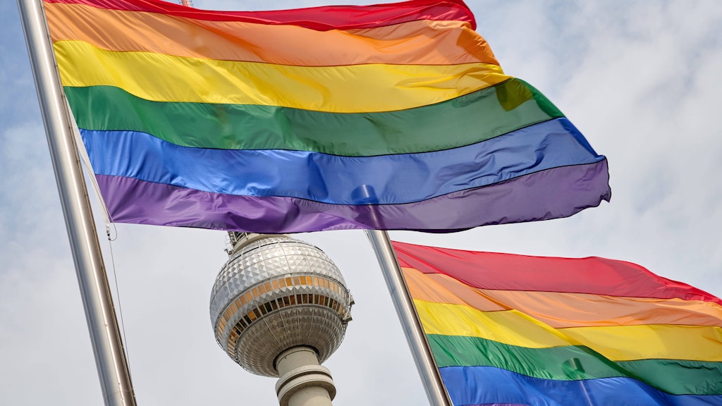Auch in Berlin werden zur Pride Week alljährlich Regenbogenflaggen gehisst.
