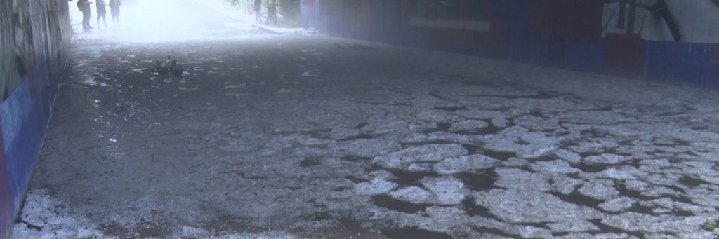 Schwere Unwetter in Süddeutschland: Ganze Straßenzüge stehen unter Wasser, riesige Mengen an Hagel wurden angeschwemmt.