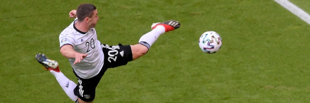 Deutschlands Robin Gosens trifft mit einer sehenswerten Flugeinlage aus einem schier unmöglichen Winkel gegen Portugal. Zählte zwar nicht, war aber trotzdem schön.