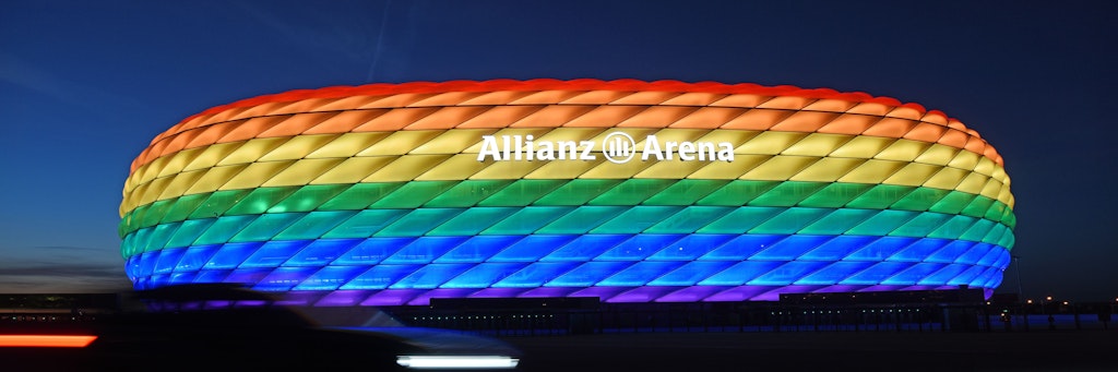 Die Hülle der Allianz Arena leuchtet anlässlich des Christopher Street Days in Regenbogenfarben.