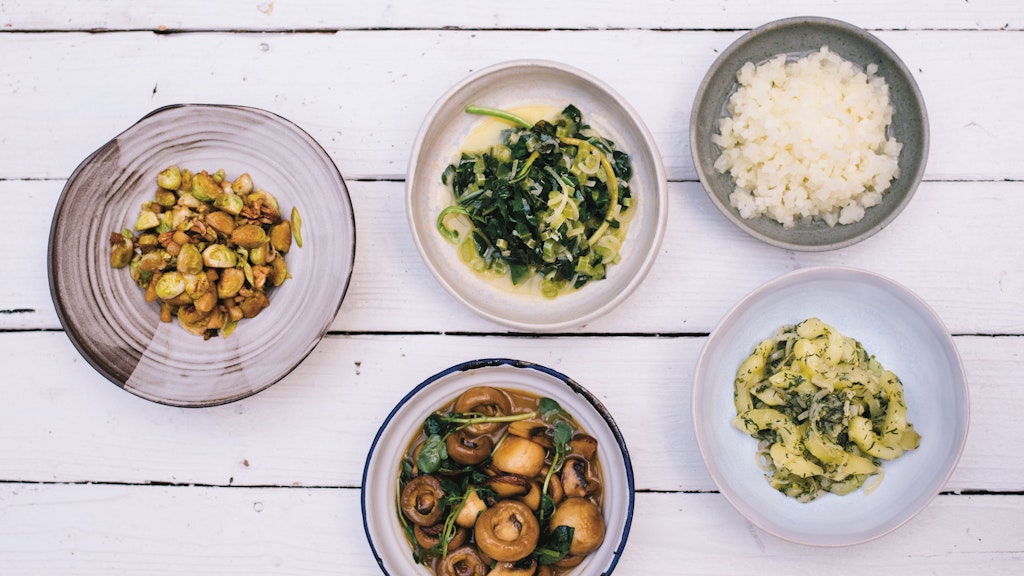 Der mittlere Teller oben zeigt den Kohlrabi-Spinat, dessen Rezept Paul Ivic in seinem Buch „Restlos glücklich“ vorstellt.