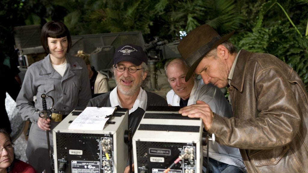 Harrison Ford mit Schauspiel-Kollegin Cate Blanchett, Regisseur Steven Spielberg und Produzent Frank Marshall am Set von „Indiana Jones und das Königreich des Kristallschädels“.
