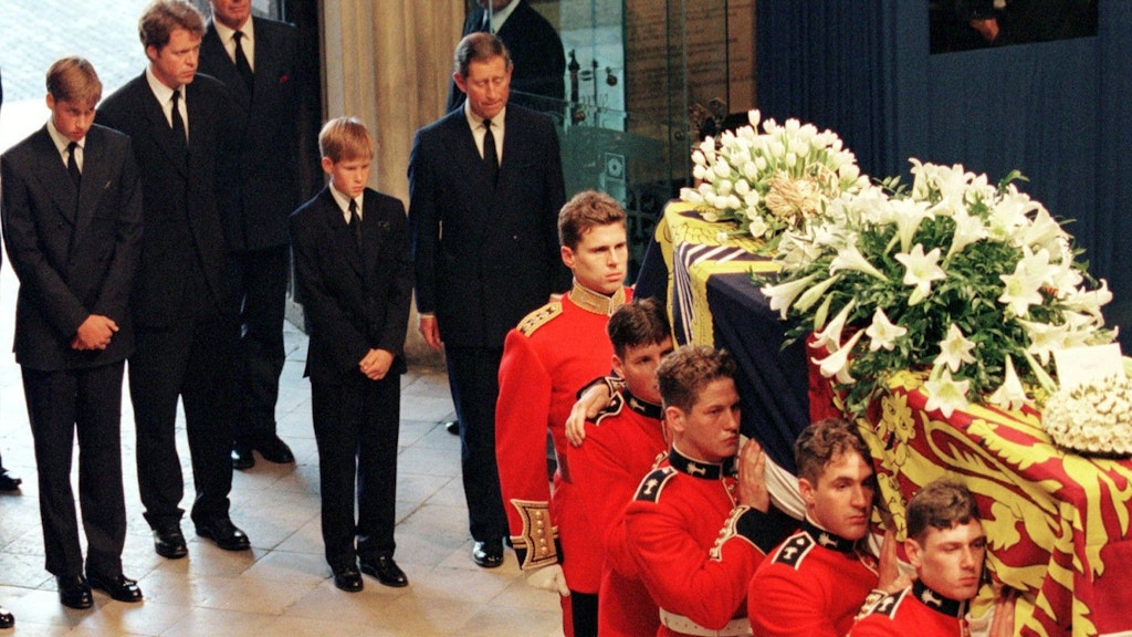 Prinz William, Dianas Bruder Graf Spencer, Prinz Harry und Prinz Charles (v.l.) stehen hinter dem Sarg von Prinzessin Diana auf dem Weg zur Trauerfeier in der Londoner Westminster-Abtei.