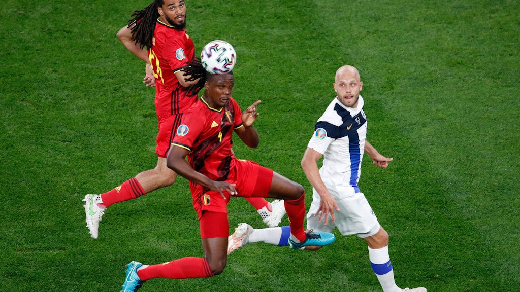 Kopfballstark und abgeklärt: Herthas Dedryck Boyata (M.) überzeugt bei der EM für Belgien mit guten Leistungen.