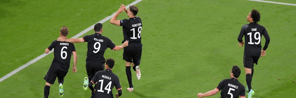 Die Erlösung: Leon Goretzka (3.v.l.) feiert mit seinem Kollegen Deutschlands spätes 2:2 im EM-Spiel gegen Ungarn. 