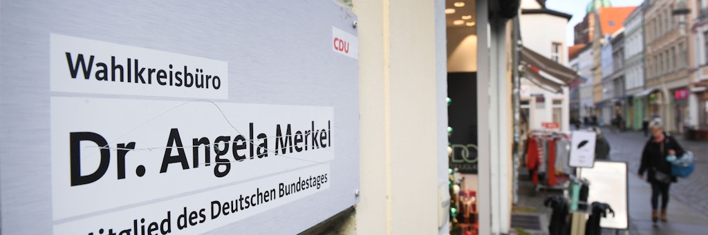 Ein Blick auf das Gebäude mit dem Schild des Wahlkreisbüros der Bundestagsabgeordneten Angela Merkel (CDU). Kanzlerin Merkel vertritt den Wahlkreis Stralsund-Greifswald-Rügen-Vorpommern seit 1990 mit einem Direktmandat im Bundestag. Am Donnerstag sorgte dort ein Bombenalarm für Aufregung (Archivfoto). 