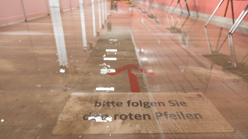 Ein überschwemmtes Impfzentrum in Tübingen
