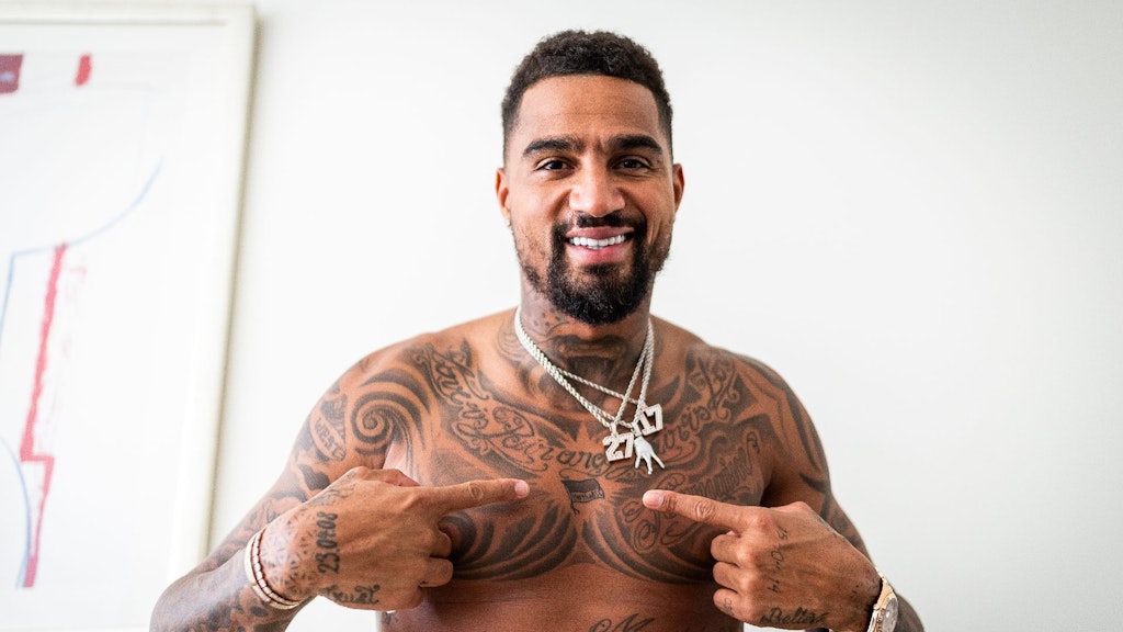 Volltätowiert, aber für die Hertha-Fahne war natürlich noch Platz: Kevin-Prince Boateng zeigt stolz sein neustes Tattoo. 