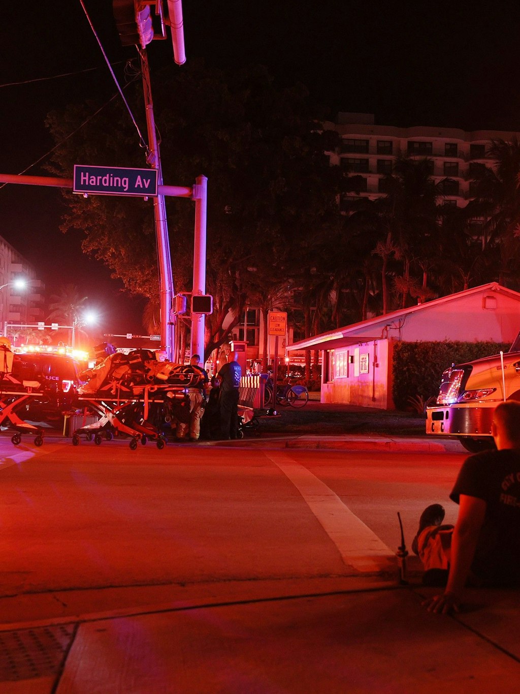Rettungskräfte sind mit einem Großaufgebot in Surfside vor Ort.