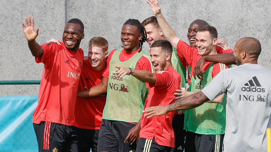 Ein Herthaner unter Weltstars: Dedryck Boyata (M.) hat bei der EM mit seinen belgischen Landsleuten Christian Benteke, Kevin De Bruyne, Eden Hazard, Romelu Lukaku und Thomas Vermaelen (v. l.) richtig Spaß.