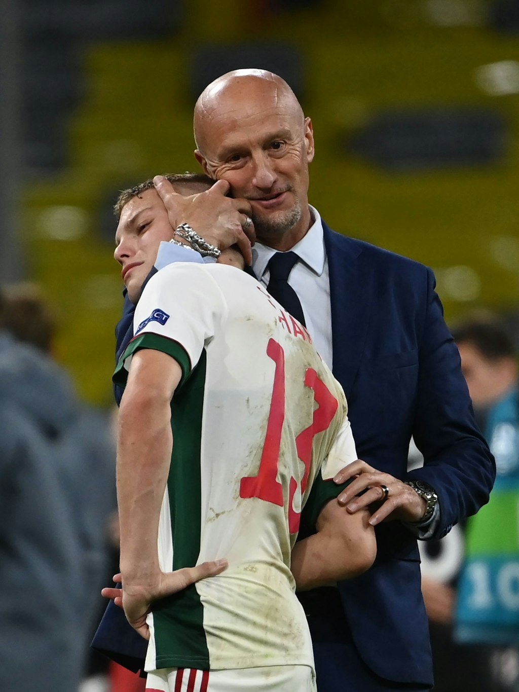 Ungarns Trainer Marco Rossi tröstet Andras Schäfer nach dem 2:2 gegen Deutschland. Jetzt will der Coach der Magyaren erst einmal selber Trost im Urlaub suchen. 