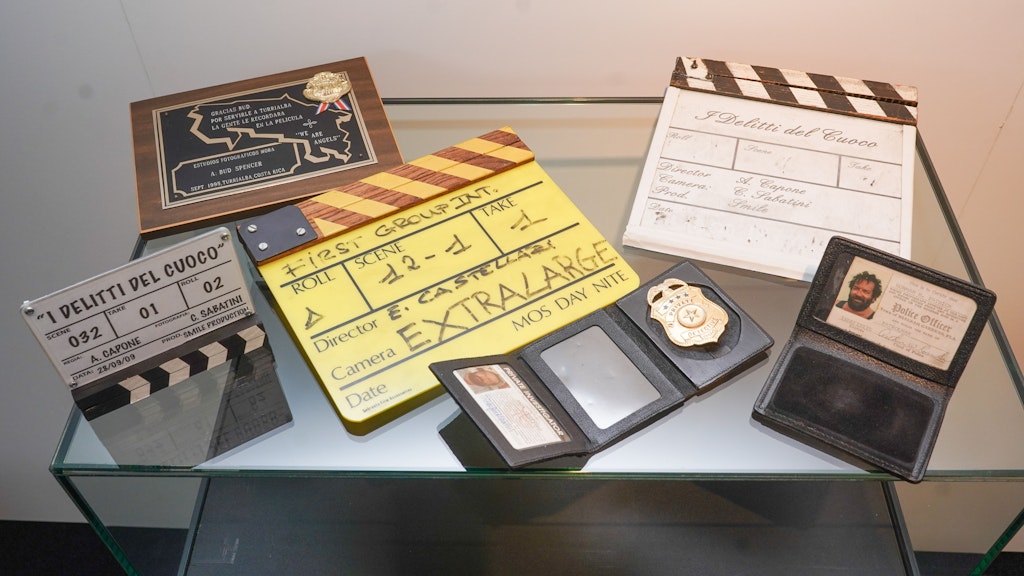 Filmklappen und Ausweise aus Bud Spencer Filmen sind im Bud Spencer Museum ausgestellt.