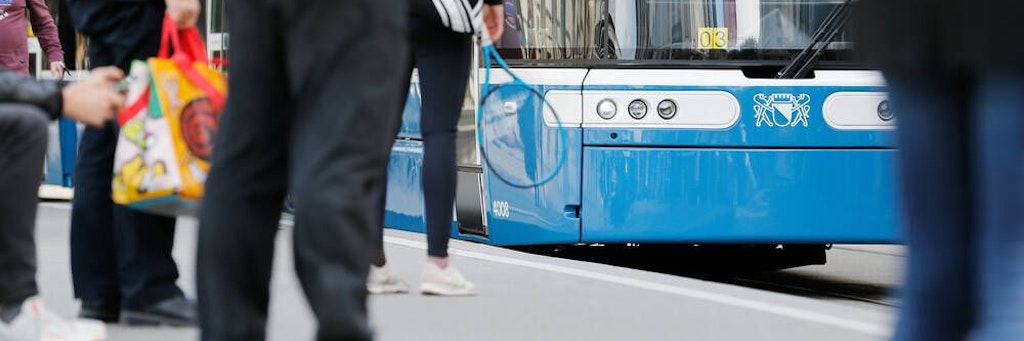 In einer Straßenbahn in Zürich fuhr ein Toter sechs Stunden mit – und keiner hat es gemerkt.
