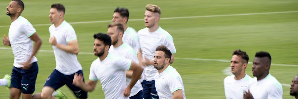 Jetzt geht’s los! Nicht nur die Schweizer wie Xherdan Shaqiri (3. v. r.) und seine Teamkollegen wollen nun kräftig Gas geben.