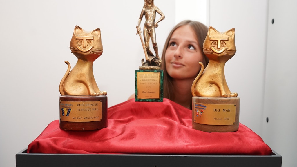 Leonie betrachtet im Bud Spencer Museum drei der zahlreichen Filmpreise, die Bud Spencer im Laufe seiner Filmkarriere erhielt.