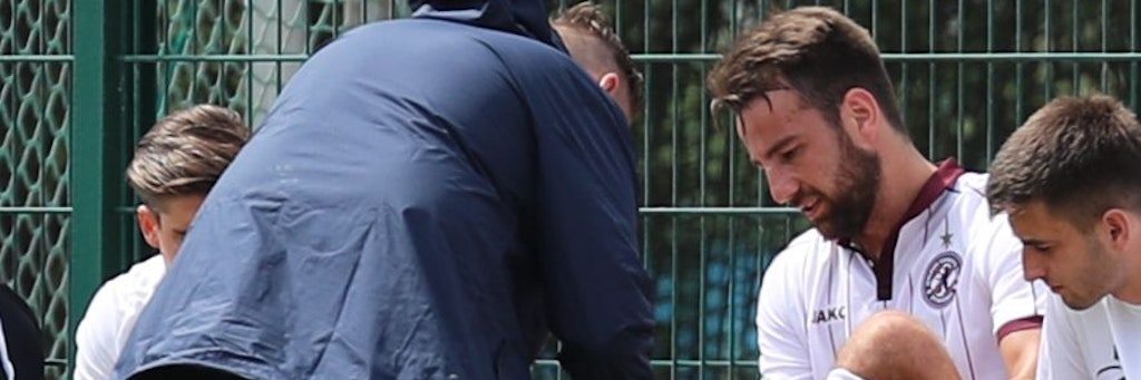 Christian Beck nach der Auswechslung auf der Bank . Der BFC-Stürmer musste behandelt werden.