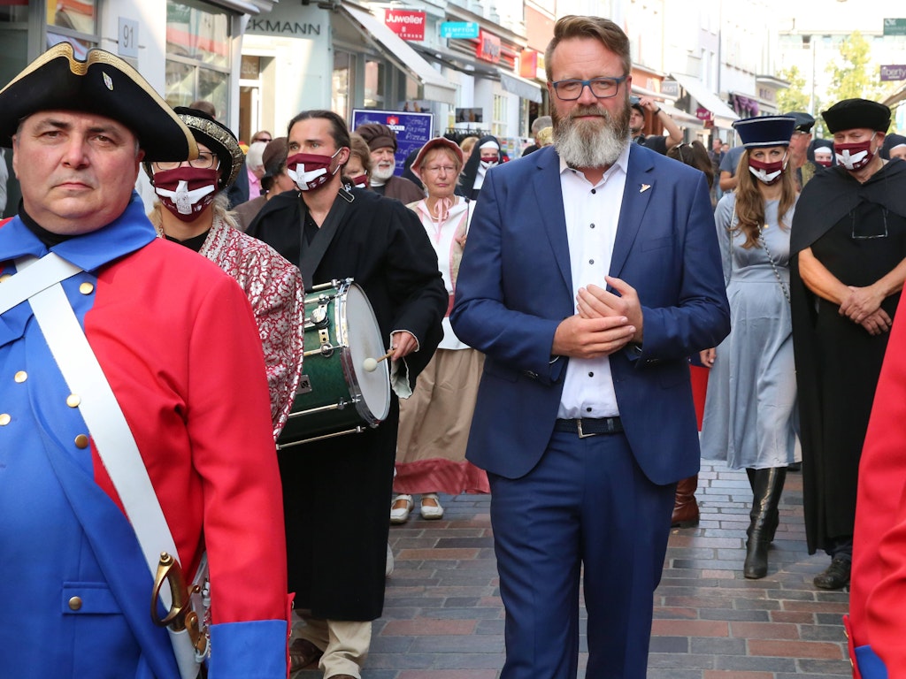 Claus Ruhe Madsen bei einem Festumzug zum Jubiläum des örtlichen Klosters Zum Heiligen Kreuz in Rostock. 