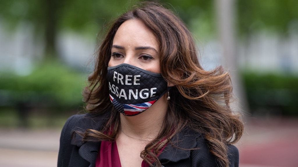 Stella Moris trägt einen Stoff-Mund-Nasen-Schutz, mit dem Aufdruck „Free Assange“.