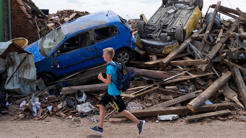 Der Tornado hinterließ in Tschechien eine Spur der Verwüstung. 