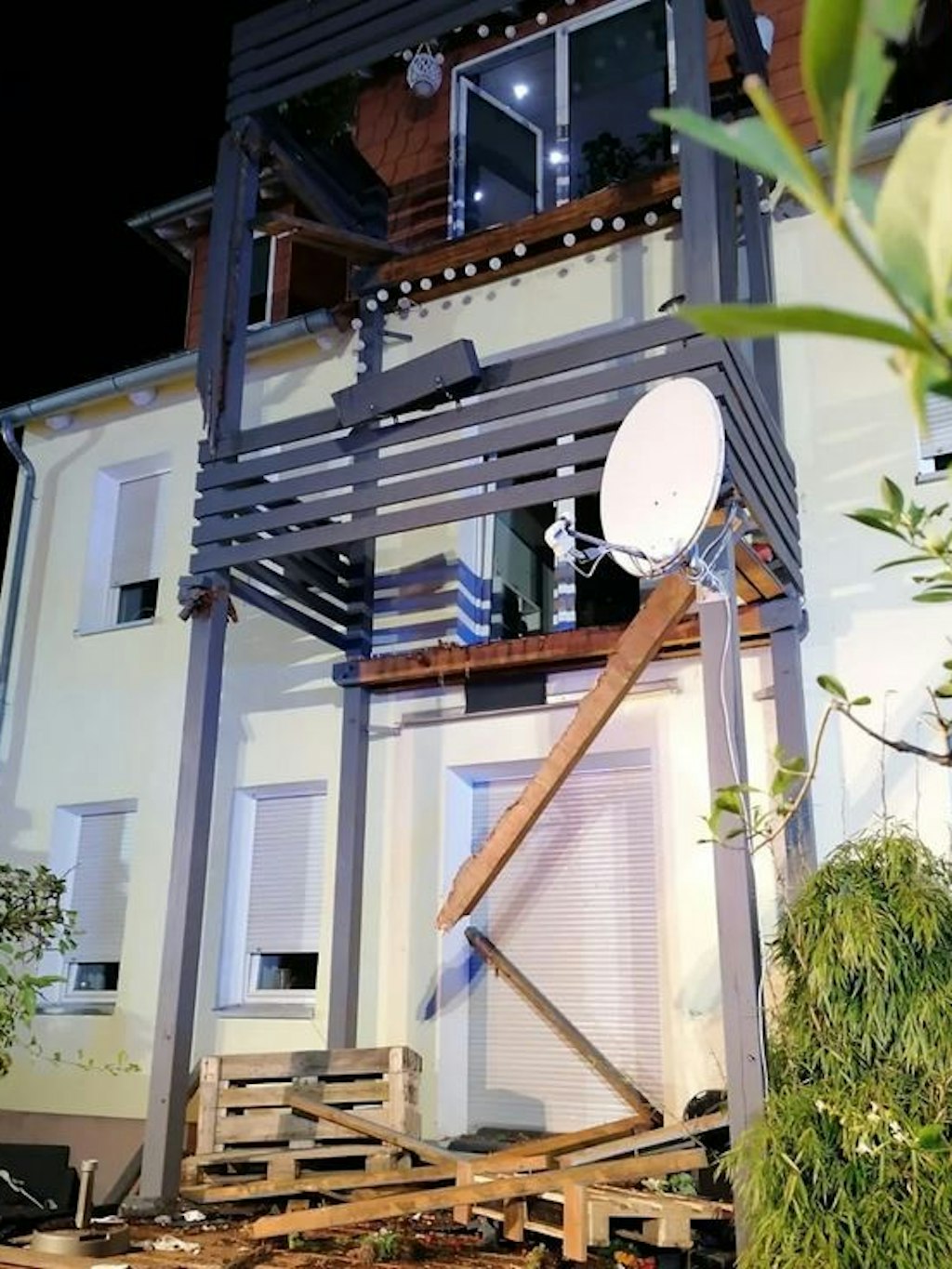 Im zweiten Obergeschoss stürzte der Balkon ein.