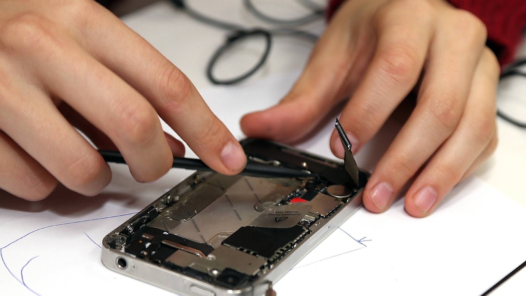 Immer öfter werden, wie hier von Greenpeace in Eberswalde, Repair-Cafes für defekte Smartphones angeboten.