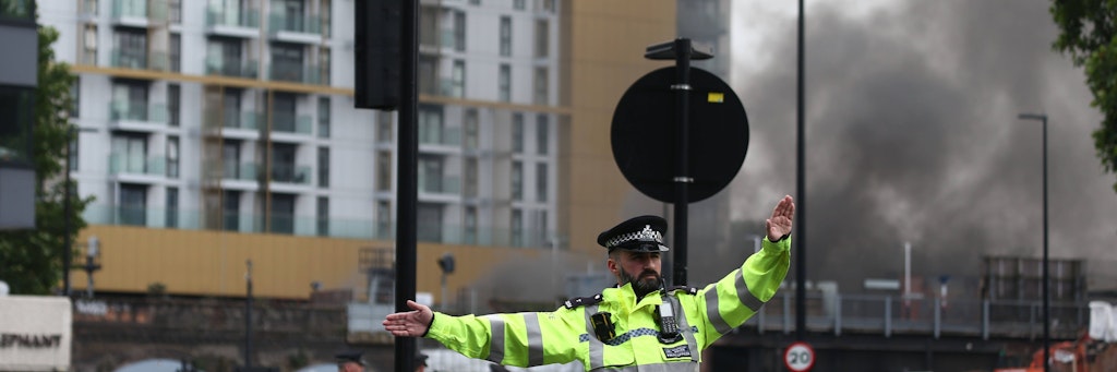 Die Londoner Polizei riegelte den Bereich um die Brandstelle ab. 
