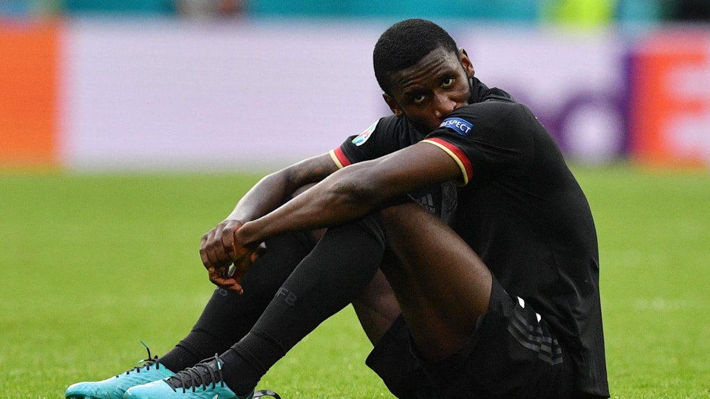 Schwer enttäuscht: Berlins Antonio Rüdiger sitzt nach dem EM-Aus gegen England auf dem Rasen im Wembley-Stadion. 
