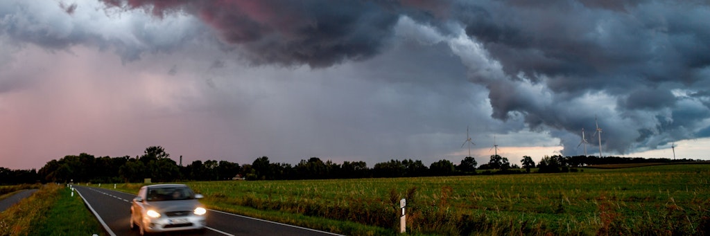 In einem Auto ist man in der Regel bei einem Gewitter sicher.