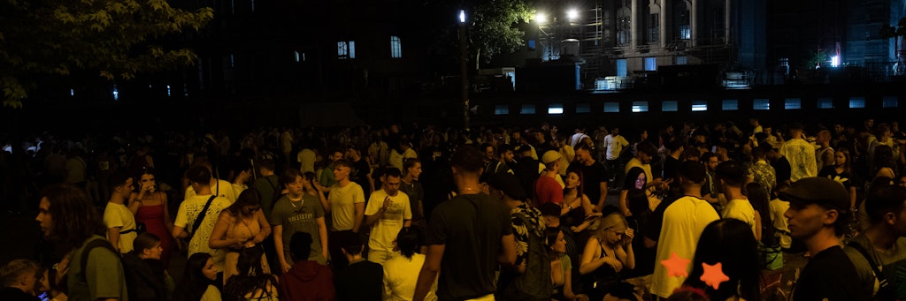 Dicht an dicht stehen Menschen in Partylaune im James-Simon-Park.