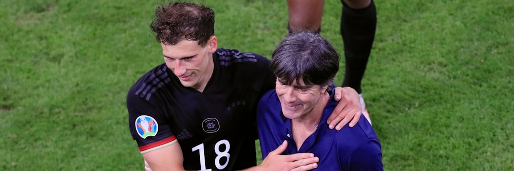 Leon Goretzka mit Bundestrainer Joachim Löw nach dem Vorrunden-Spiel gegen Ungarn.