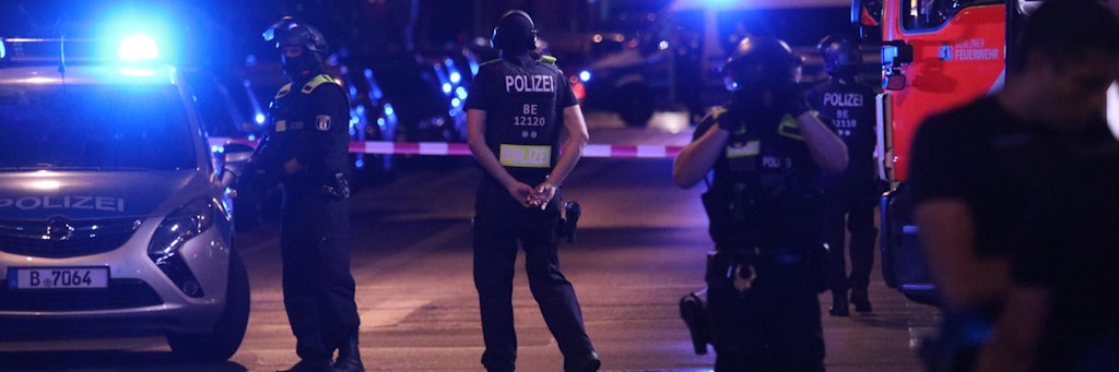 Vor der Shishabar in der Müllerstraße am 20. Juni: Polizeikräfte sichern den Tatort.<br>