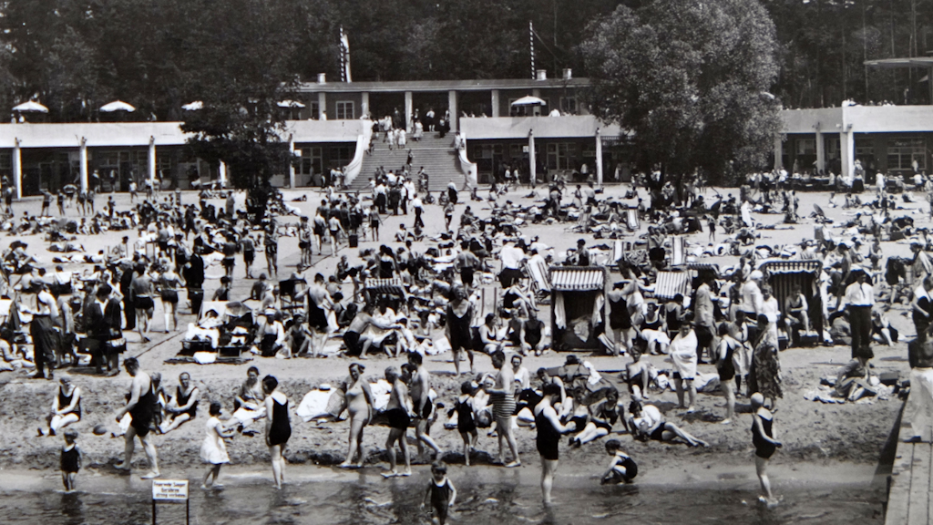 Das Foto zeigt das Strandbad Müggelsee in den 30er Jahren. Nach diesem historischen Vorbild soll es bis 2024 saniert werden. 