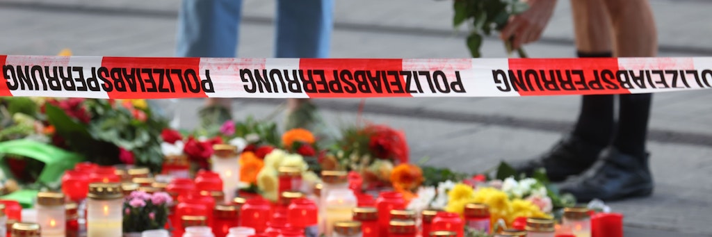 Blumen an dem Ort, an dem der Mörder mit einem Messer auf seine Opfer einstach