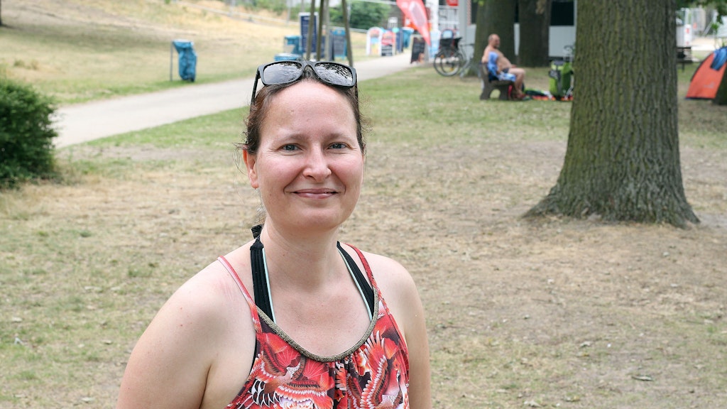Badegast Claudia Silberborth (42): „Auch wenn laute Bagger nun das Geschehen bestimmen, finde ich es gut, dass nun endlich angefangen wird, unser Strandbad zu sanieren.“