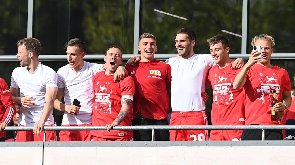 Vor knapp zwei Wochen feierte Christopher Trimmel (3. v. r.) mit den Union-Kollegen die Qualifikation für die Conference League.