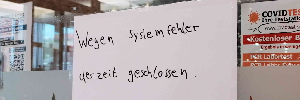 Auch hier wurde kontrolliert. „Wegen Systemfehler geschlossen“, steht nun an dem Fenster dieser Neuköllner Teststation.